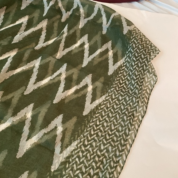 Olive Green Infinity Scarf 31 X 34 Manhattan Scarf Company Lightweight - Picture 3 of 9